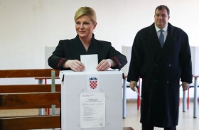 الكرواتيون يصوتون في انتخابات رئاسية مفتوحة  