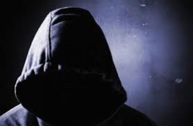 قطع رأسه شقيقته وأخذها للشرطة