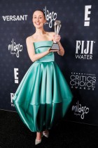 إيرين دوهرتي تحمل جائزة أفضل ممثلة مساعدة في مسلسل قصير أو فيلم تلفزيوني عن دورها في مسلسل «المراهقة» خلال حفل توزيع جوائز اختيار النقاد السنوي في كاليفورنيا. رويترز 