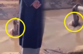 يرفض مغادرة النهر بحثاً عن طفليه الغريقين