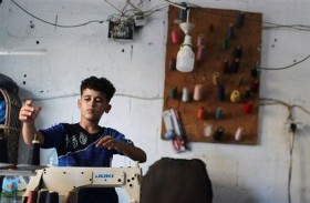 صبي يتميز في حياكة ملابس النساء 