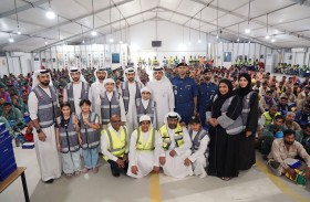 جمارك دبي توزع 10 آلاف صندوق عصائر ومياه باردة على العمال ضمن مبادرة (برد على قلبك)