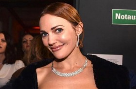 مريم أوزرلي تستعرض حملها ببطن مكشوف