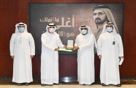 شرطة دبي تكرم مواطنين لتعاونهما المتميز في تعزيز الأمن