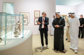 خالد بن محمد بن زايد يزور المعارض الفنية الموسمية في متحف اللوفر أبوظبي