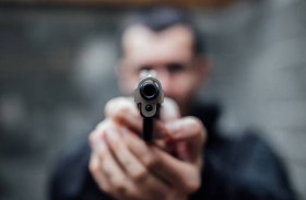 يفتح النار على والدته وأخيه 