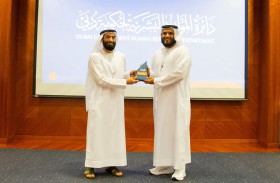 دائرة الموارد البشرية لحكومة دبي تكرّم صاحب مقترح «ساعات العمل الصيفية» ترسيخًا لثقافة المشاركة والابتكار الحكومي
