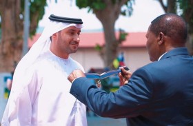 رئيس أفريقيا الوسطى يمنح رئيساً تنفيذياً لشركة إماراتية وسام الاستحقاق برتبة قائد