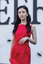 الممثلة الكورية الجنوبية سويون جانغ لدى حضورها العرض الأول للموسم الثاني من مسلسل «بيف» في المسرح المصري في لوس أنجلوس. ا ف ب 