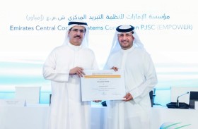 الطاير يكرّم أحمد بن شعفار تقديراً لإنجازاته على مدى 20 عاماً في  «إمباور» 