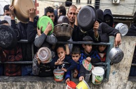 طوابير للحصول على كميات شحيحة من الطعام في غزة 