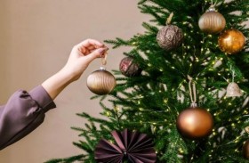 تحافظ على شجرة الكريسماس في منزلها طيلة العام