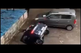 حفرة تبتلع سيارة خلال ثوان 