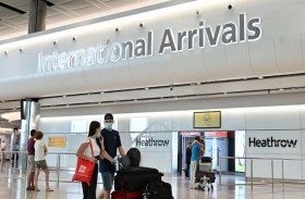 إنكلترا تفرض الحجر على الوافدين من دول «كورونا المتحور»