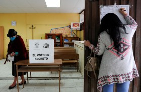 الإكوادوريون يصوتون للاختيار بين عودة اليسار أو اليمين 