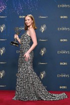 الممثلة الأمريكية هانا إينبيندر تحمل جائزة أفضل ممثلة مساعدة في مسلسل «هاكس» خلال حفل توزيع جوائز إيمي برايم تايم السابع والسبعين، في لوس أنجلوس. ا ف ب