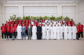 رئيس الدولة يستقبل فريق شباب الأهلي ويؤكد اهتمام الدولة بتطوير القطاع الرياضي 