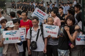 أهالي ضحايا الطائرة الماليزية يطالبون بعمليات بحث جديدة 