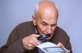 ضعف البصر مع التقدم في السن قد يكون  علامة تحذيرية لحدوث سكتة دماغية أو نوبة قلبية