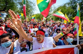  آلاف المتظاهرين في بورما.. وعمليات دهم عنيفة 