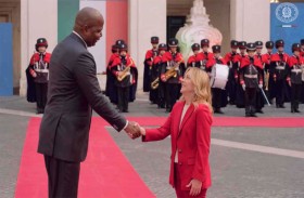 ترند عالمي.. فرق الطول بين جورجيا ميلوني ورئيس موزمبيق 