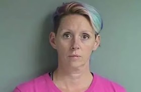 أعطت والدتها المصابة بالخرف مسدسا لقتل نفسها