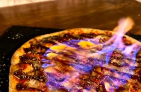 تحضير بيتزا بطريقة استعراضية يتحول إلى فاجعة 