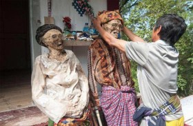 يحتفلون مع جثامين موتاهم في مراسم غريبة