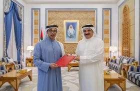 رئيس الدولة يتلقى رسالة خطية من ملك البحرين تسلمها منصور بن زايد