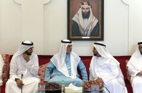 نهيان بن مبارك يعزي في وفاة والدة موفي ومحمد علي بن موفي الدوسري في العين