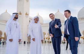 رئيس وزراء مقدونيا الشمالية يزور جامع الشيخ زايد الكبير