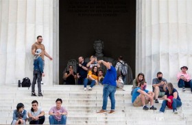 تردد في الاستجابة لتوصيات التخلي عن الكمامات بأمريكا