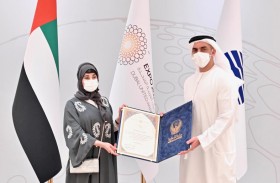 سيف بن زايد يكرم صاحبة المبادرة الإبداعية جدارية «زايد رجل الأمة» أكبر خريطة ذهنية بالعالم