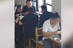 صدفة غريبة داخل مطعم تقود أفراد شرطة للمتهم