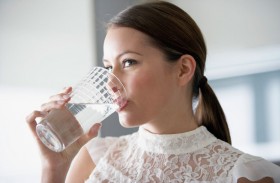 تأثير شرب الماء على معدة فارغة على الجسم