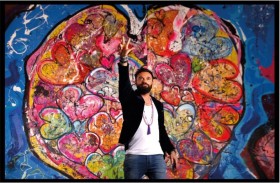  صاحب أكبر لوحة فنية في العالم يرسم أحدث لوحاته خلال المزاد الذي يعود ريعه لأكبر حملة لإطعام الطعام في 30 دولة