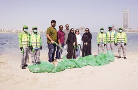 مدينة الشارقة المستدامة  وبلدية الشارقة وبيئة يداً بيد لتنظيف الشاطئ