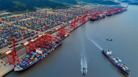 انفجارات وغموض وشحنة حساسة.. أسرار جديدة عن السفينة الروسية الغارقة