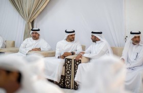 زايد بن محمد بن زايد يقدم واجب العزاء في وفاة والد الشهيد سيف خميس المهيري