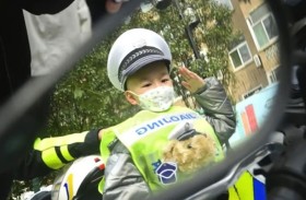 ضابط مرور بعمر 8 سنوات