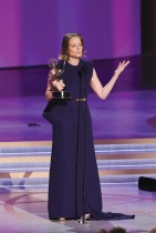 جودي فوستر تتسلم جائزة أفضل ممثلة رئيسية عن دورها في مسلسل  True Detective  خلال حفل توزيع جوائز إيمي الـ76 في لوس أنجلوس. (ا ف ب)