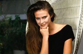 رحيل الممثلة وعارضة الأزياء أنابيل سكوفيلد 