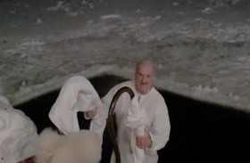 رئيس بيلاروسيا يغطس في حوض جليدي احتفالاً بالعيد