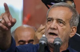 بعد استقالة ظريف.. «عباءة خامنئي» تهمة تطارد بزشكيان