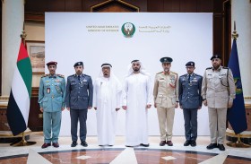 سيف بن زايد يكرّم قادة التميز بوزارة الداخلية وقادة فرق تصفير البيروقراطية الحكومية