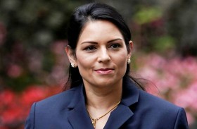  وزيرة داخلية بريطانيا تتوعد مرتكبي الإساءات العنصرية 