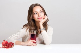 أيهما أفضل.. تناول حبات الرمان أم شرب عصيرها؟