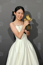 الممثلة التايوانية أودري لين عقب فوزها بجائزة أفضل ممثلة رائدة في فيلم «Trouble Girl» في حفل توزيع جوائز Golden Horse Film في تايبيه. (ا ف ب) 