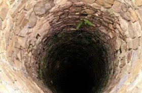 سقط بدراجته في بئر.. فمات