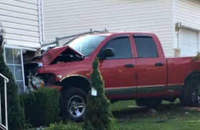 توفي إثر اصطدام شاحنة بشقته أثناء نومه